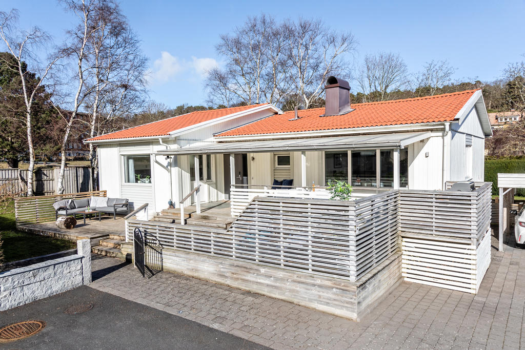 Fin stenläggningoch nytvättat tak ger ett välvårdat intryck