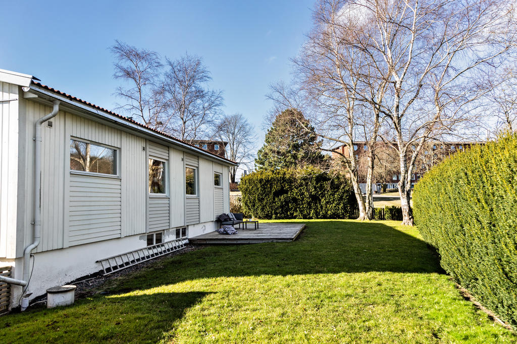 En stor och härlig trädgård följer huset. Den plana gräsmattan är perfekt för både barn och husdjur som kan leka tryggt.