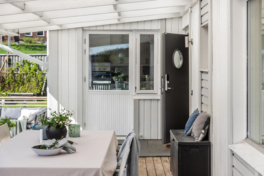 Skyddad entré under skärmtak