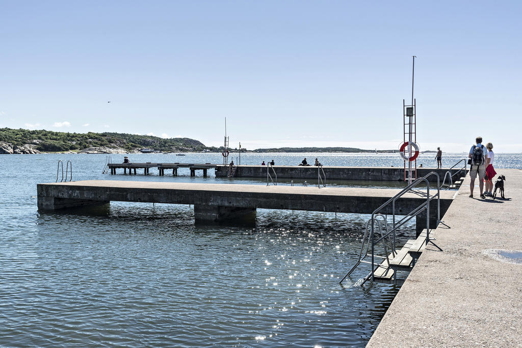 Marholmens fina badbryggor bjuder in till krabbfiske och bad