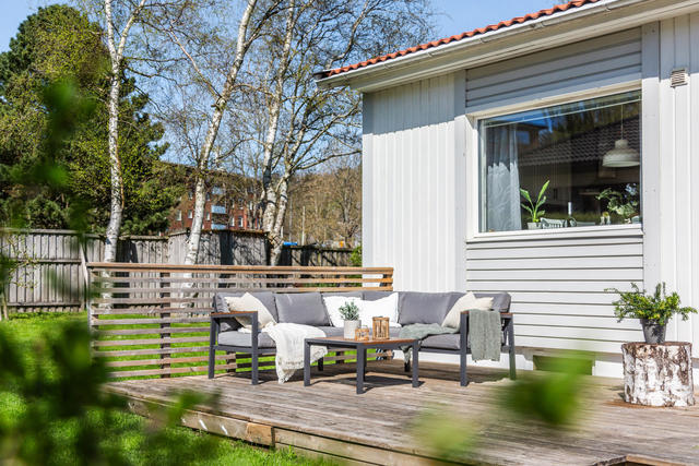 Flera altaner runt om huset gör det möjligt att följa solen hela dagen