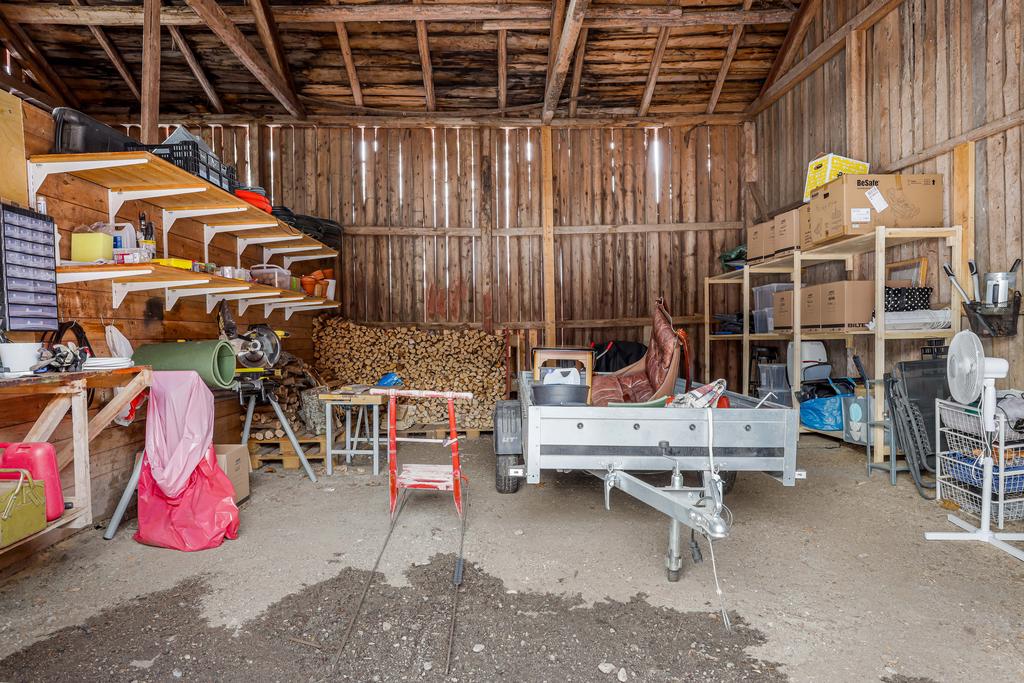 Generösa förvaringsutrymmen i förrådsbyggnad