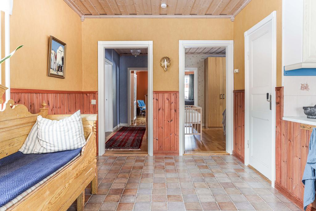 Från hall och mot sovrum bv