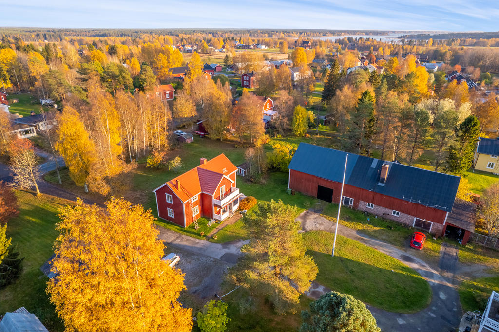 Stora ladugården ingår inte.