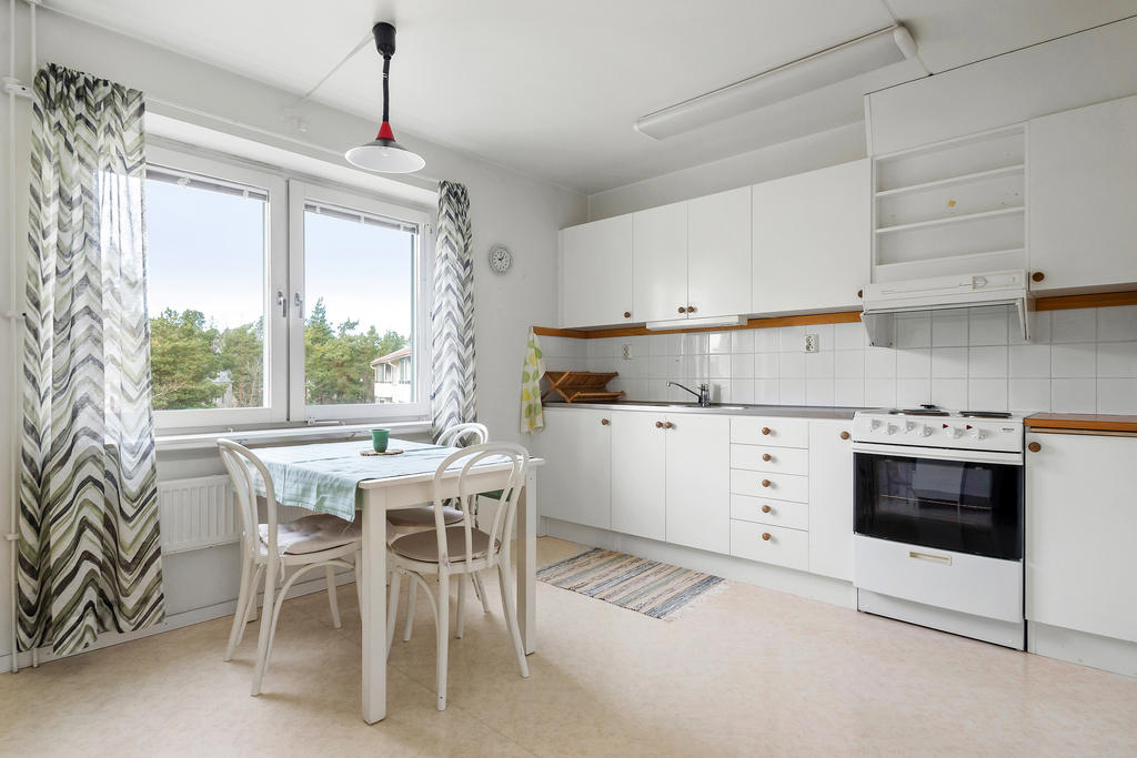 Ljust och luftigt kök. Plats för större matbord.