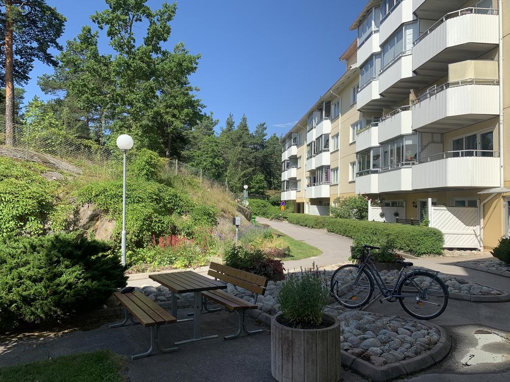 Utemöbler ställs ut på innergård under sommaren