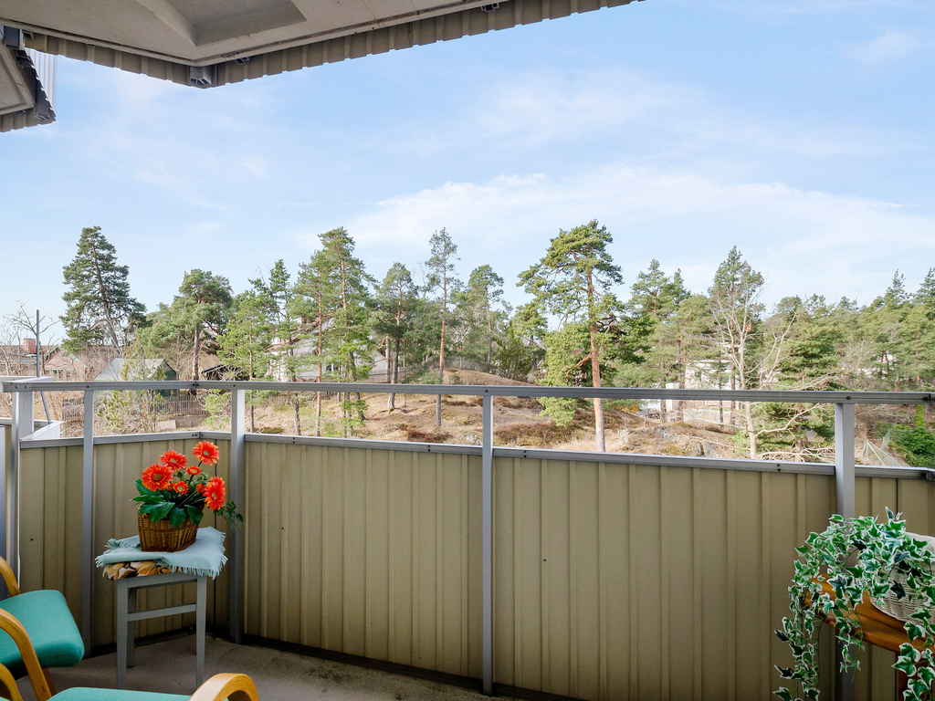 Möblerbar balkong med högt, fritt och soligt läge