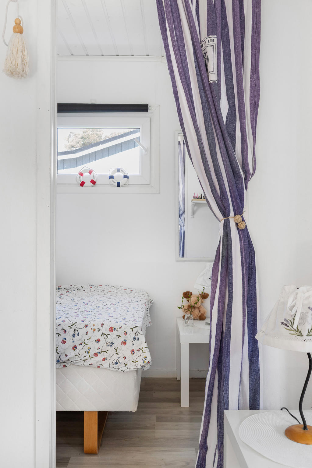 Ett mindre sovrum med plats för säng (idag 120 cm) och klädförvaring
