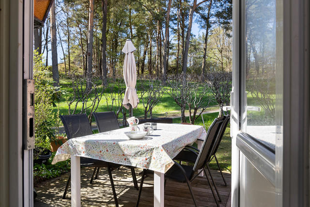 Välkomna till en stuga med naturskönt läge mellan skog och hav