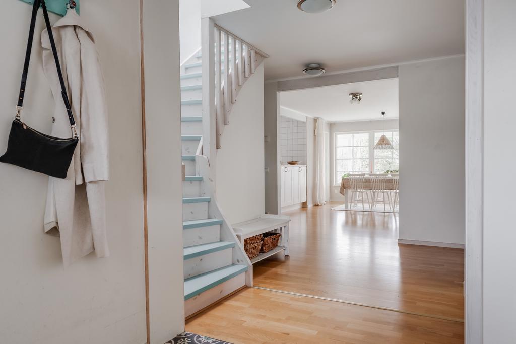 Hall och trappa upp till övre plan