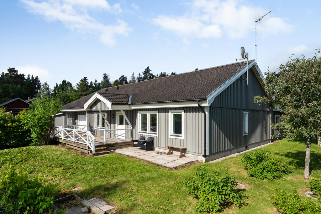 Husets framsida med uteplatser.