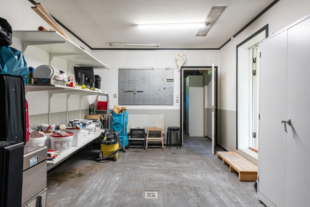 Garaget med ingång till huset och pannrummet.