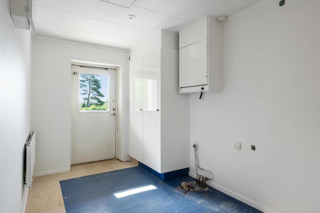 Grovingång från husets framsida. 