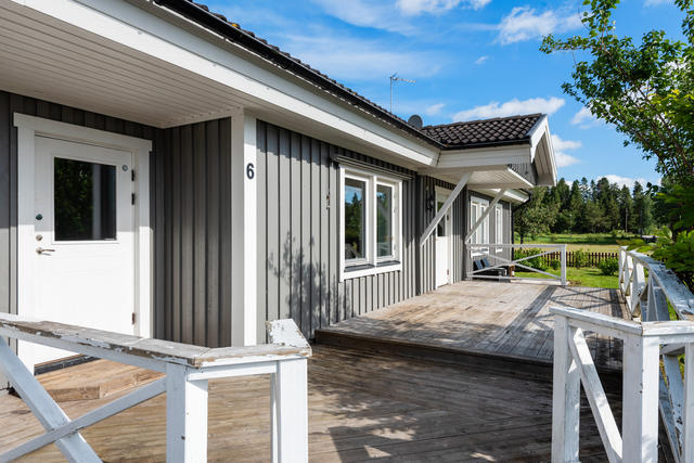 Husets entré med träveranda.