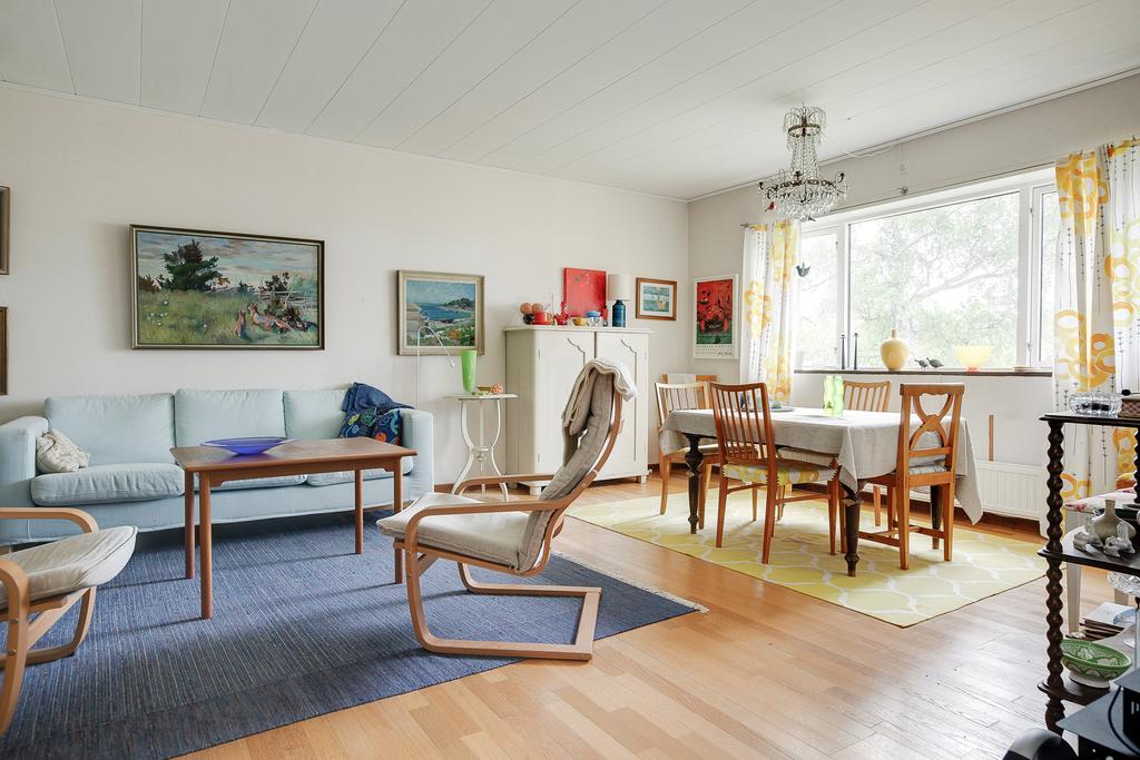 Vardagsrum med plats för matsal