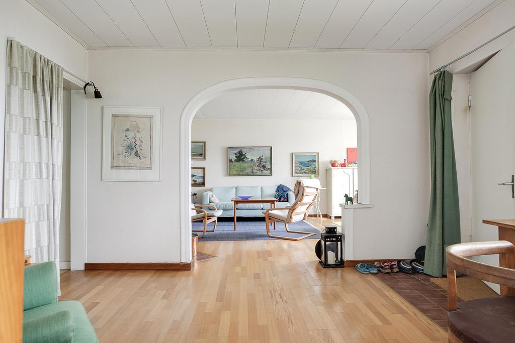 Hall och valv in till vardagsrum