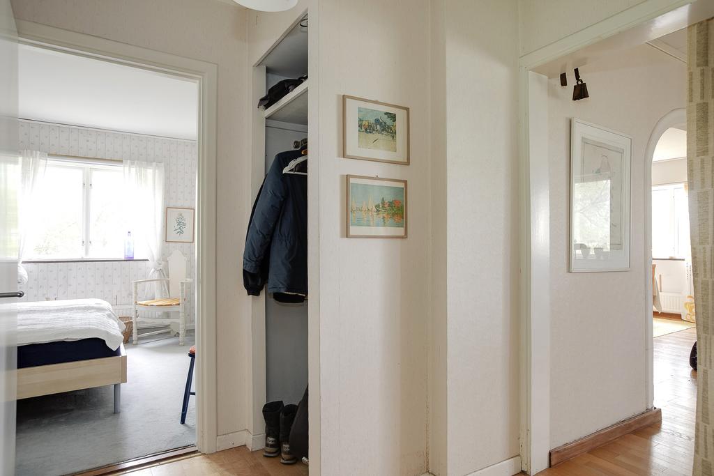 Hall med intång till sovrum