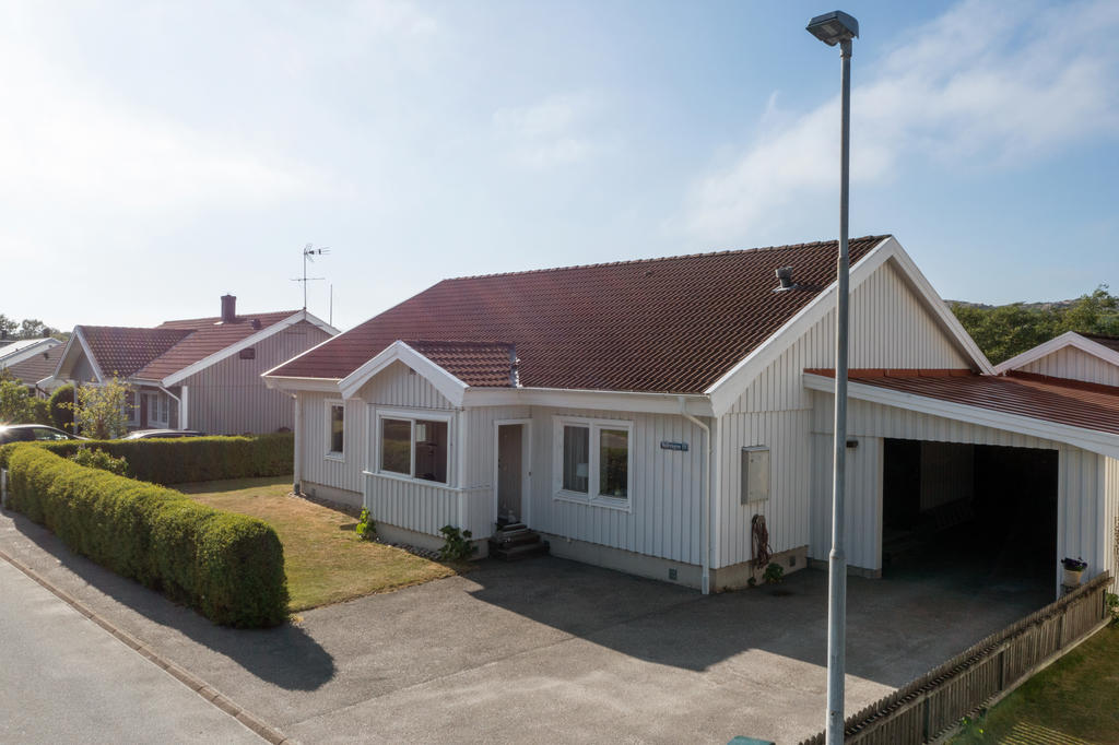 Huset är beläget på en lugn gata, återvändsgränd. Gott om plats för för fordon. 