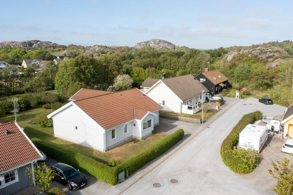 Huset har en stor tomt som skapar en härlig miljö på baksidan. 