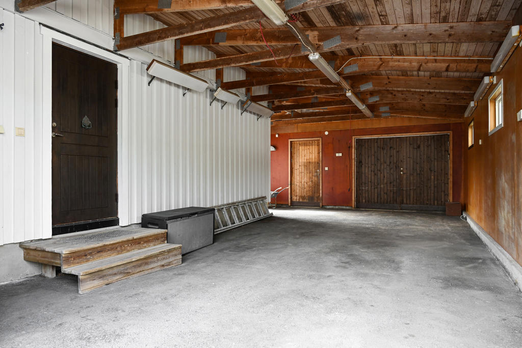 Stor carport och ingång till stort garage