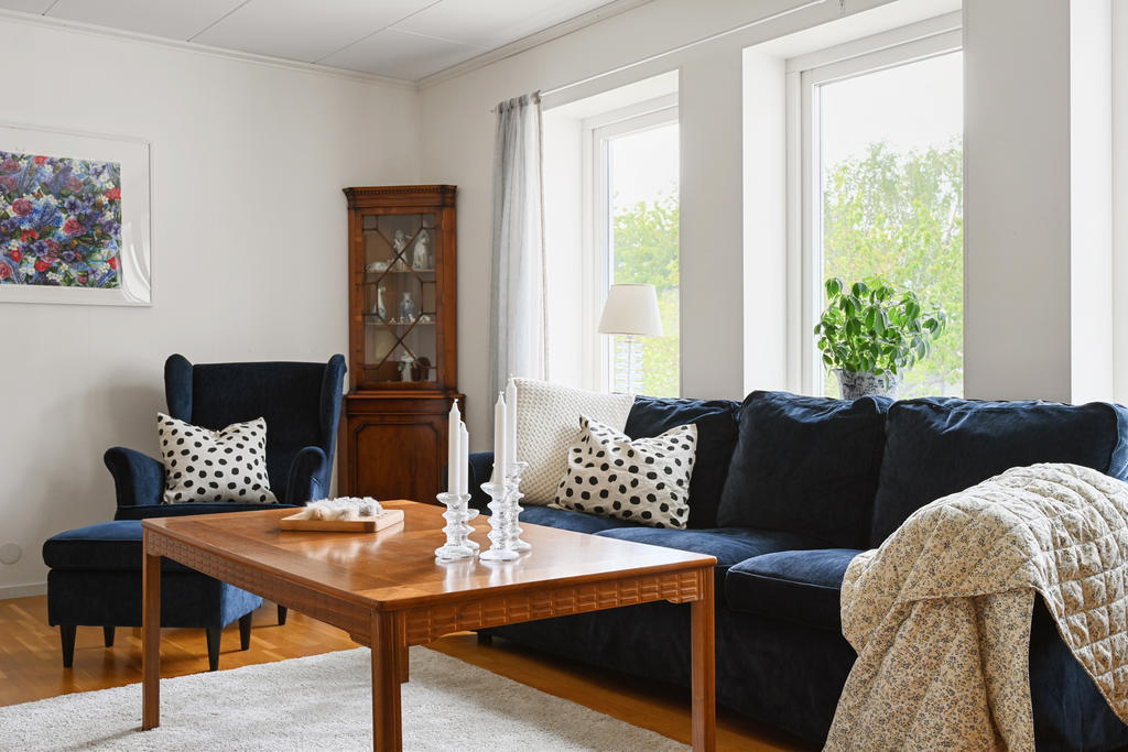 Ett ljust vardagsrum med plats för soffgrupp och matsalsbord, 