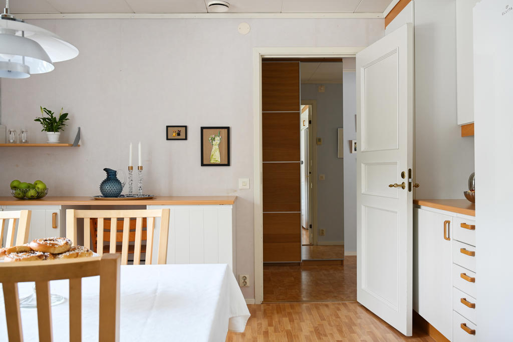 Köket erbjuder stora arbetsytor och plats för matbord