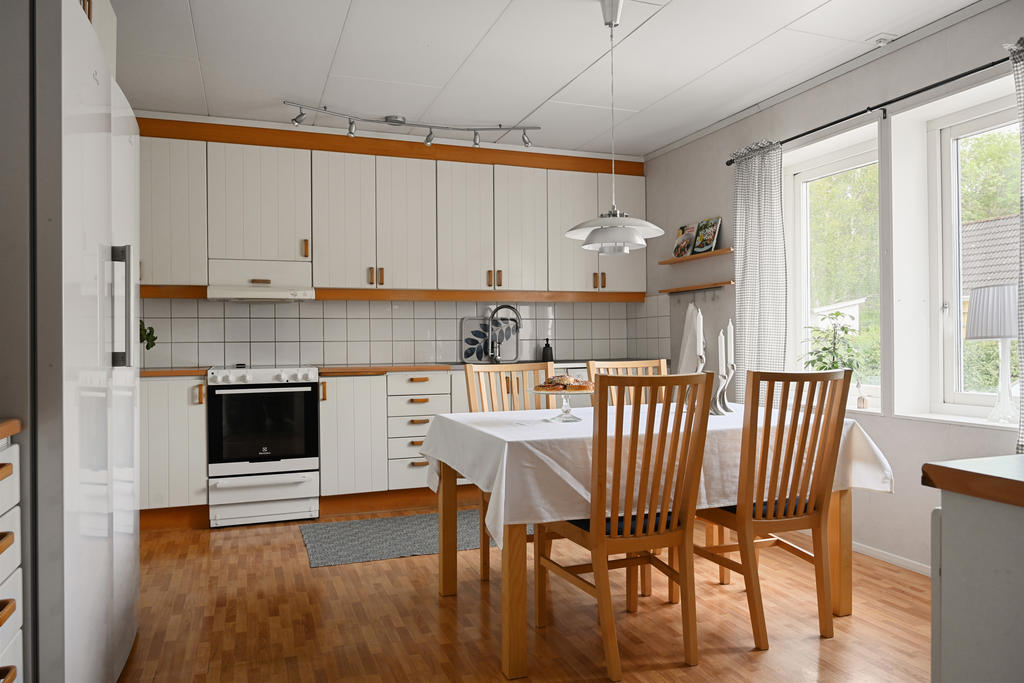 Stort ljust kök med helt nya vitvaror,  kyl och frys samt diskmaskin. 