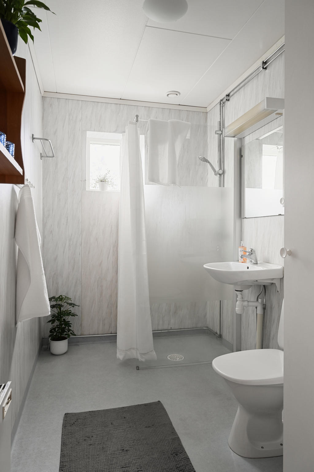 Badrum 2 med glasdörrar