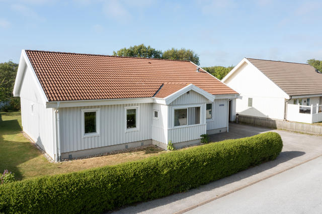 Välkomna till denna fina 1-plans villa i Skärhamn. Bostaden som erbjuder fyra härliga sovrum, stort och trevligt vardagsrum, två badrum och stort kök. 