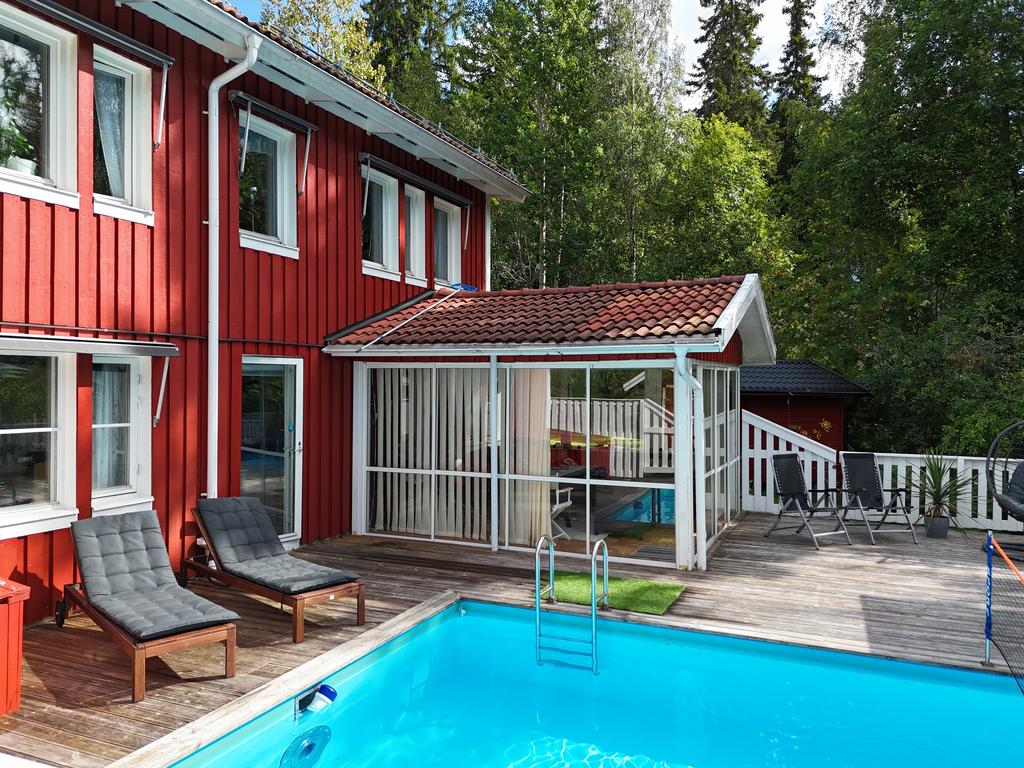 Stort inglasat uterum intill poolen