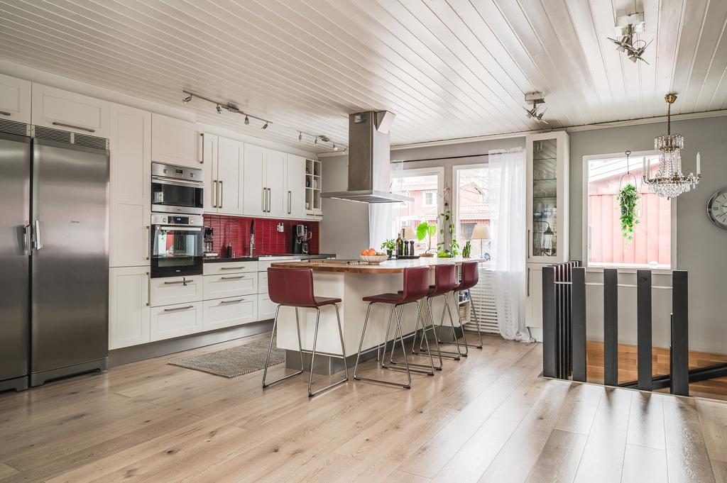 Köksö med sittplatser i köket
