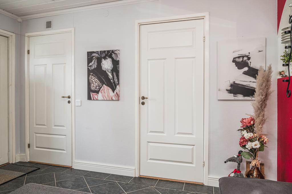 Tvättstuga till vänster och badrum till höger