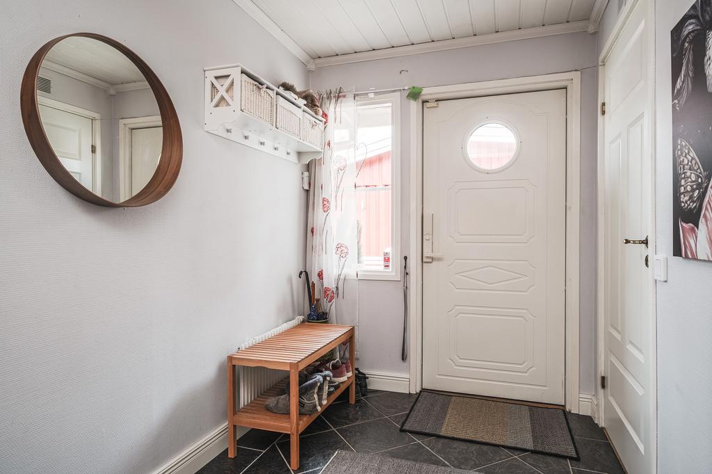 Avhängningsmöjligheter intill entrén