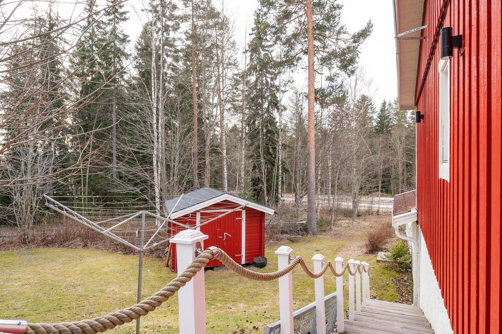 Trapp som leder ner till trädgården och förrådet