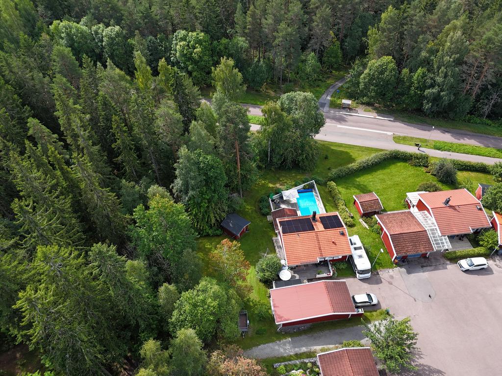 Fristående garage och altan på framsidan