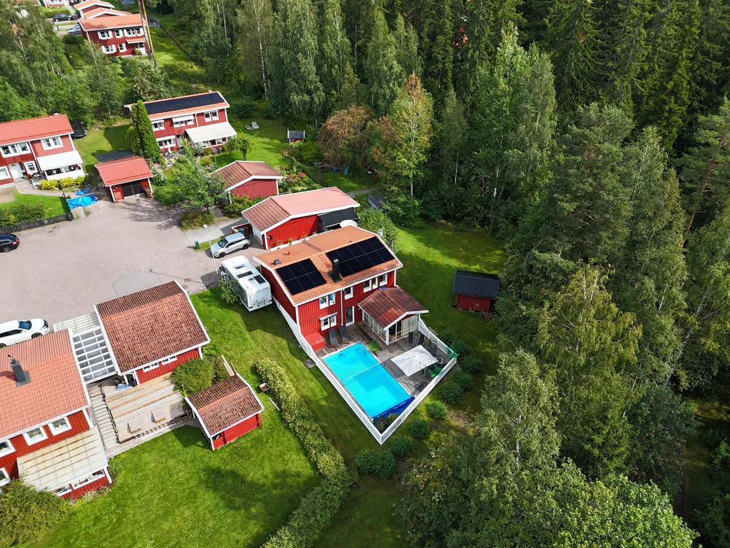 Fastigheten är omgärdad av skog!
