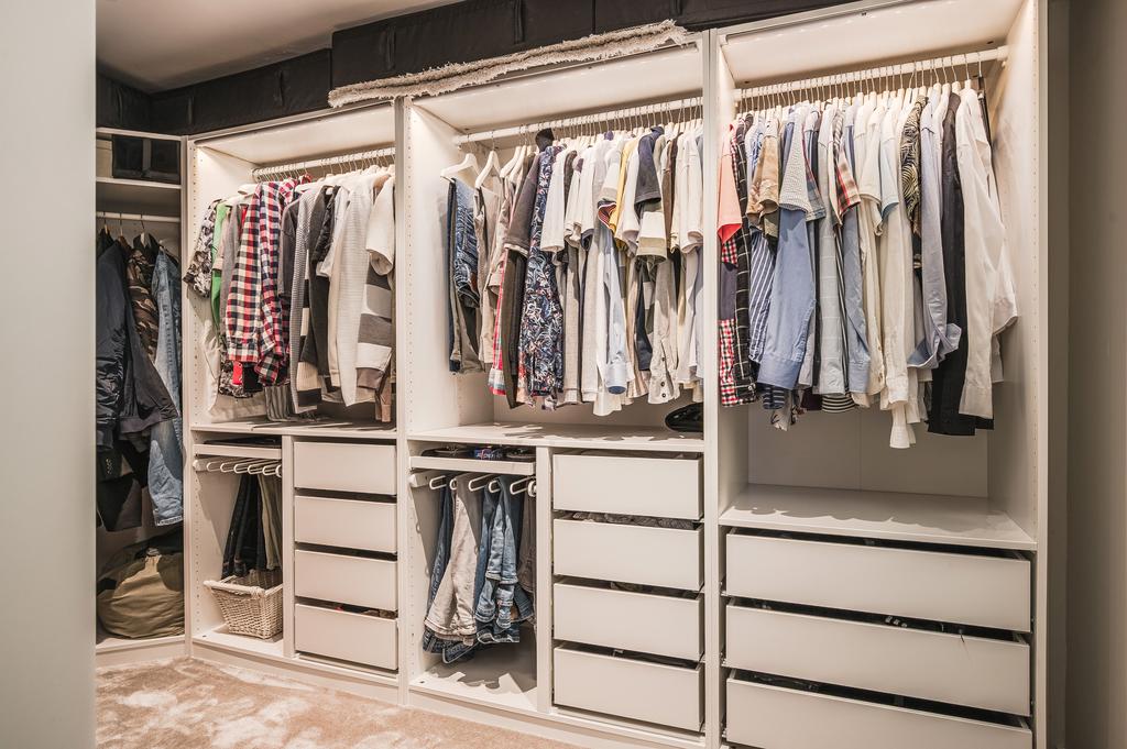 Walk in closet intill sovrum 1