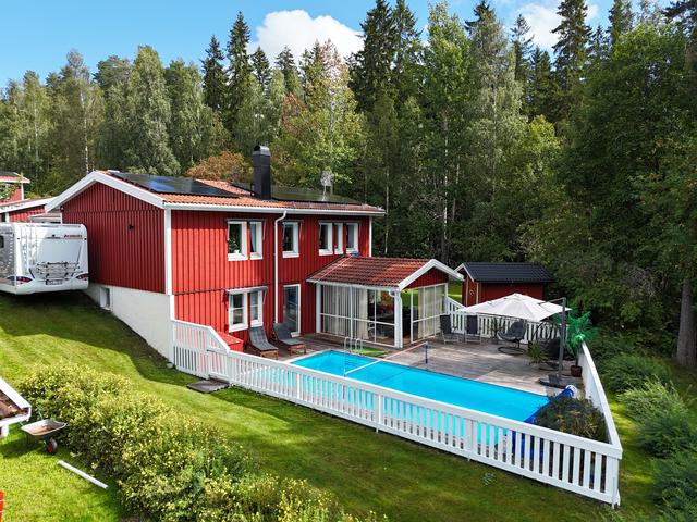 Villa med pool och solceller!