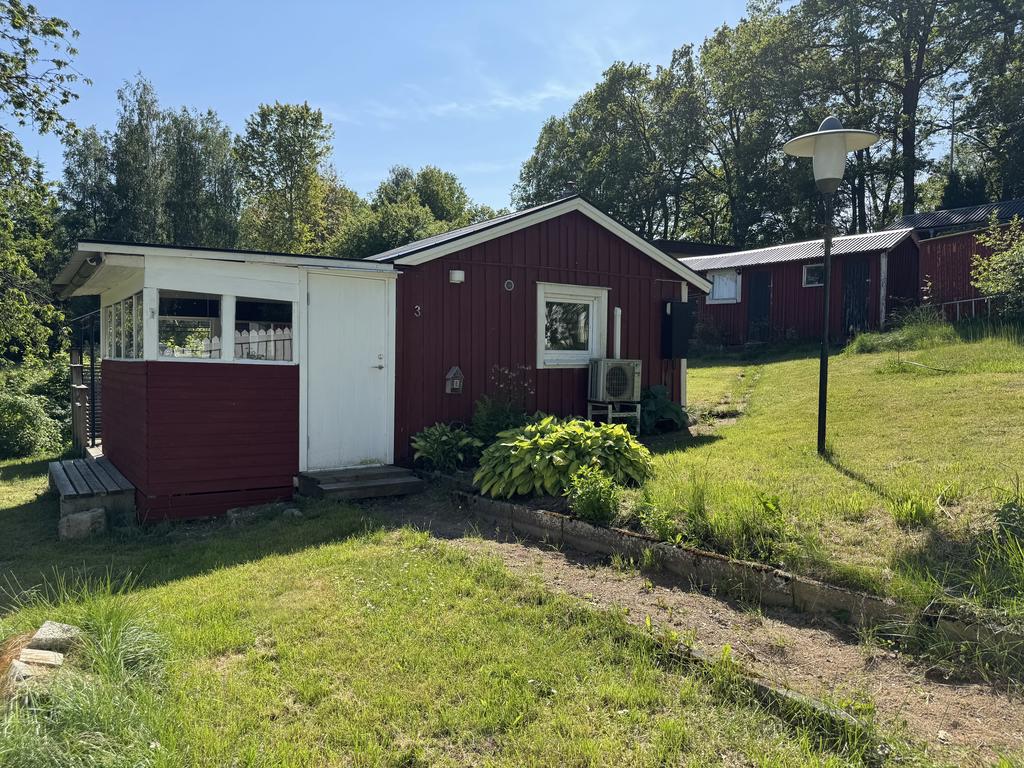 Välkommen till grönskande idyll nära sjön.