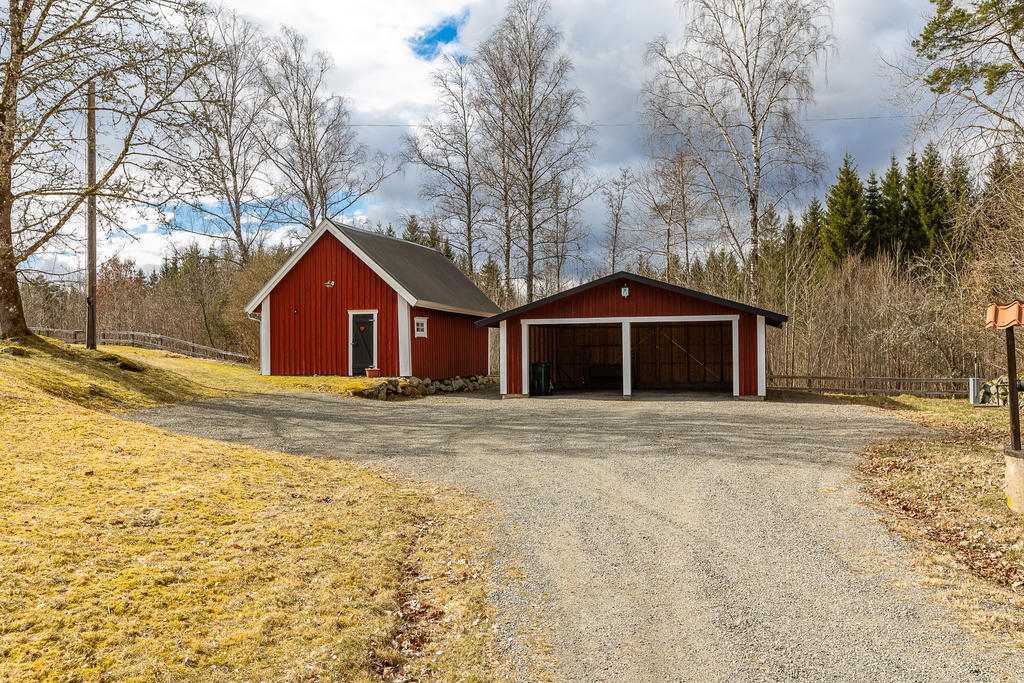 Uthusbyggnad samt dubbelcarport