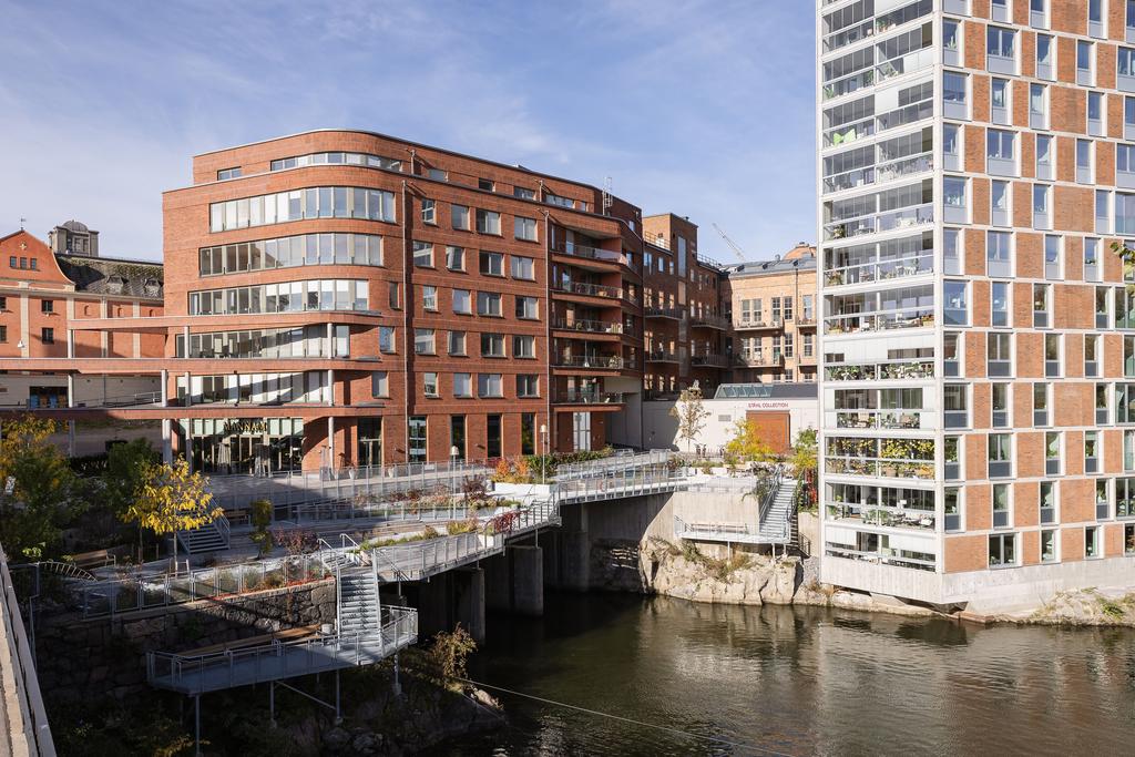 Restauranger, affärer, kultur och service finns i princip rätt utanför porten.