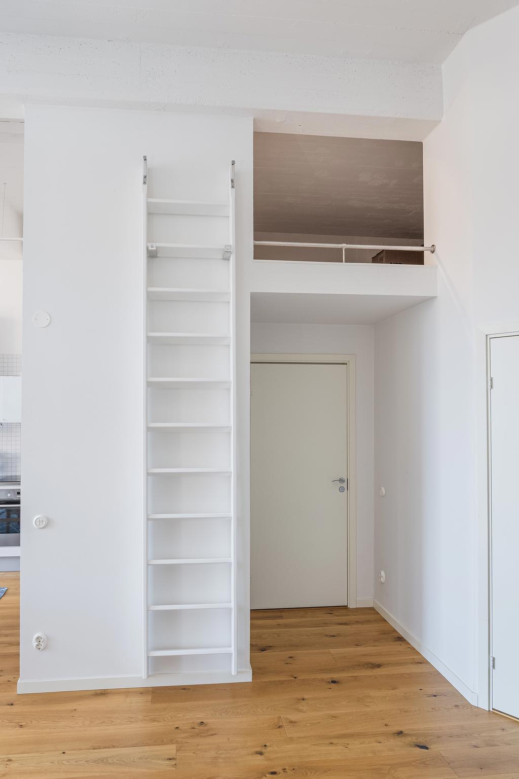 Praktisk loft om ca 10 kvm som kan nyttjas som sovplats för gäster, lekrum för barn eller som extra förvaringsutymme.