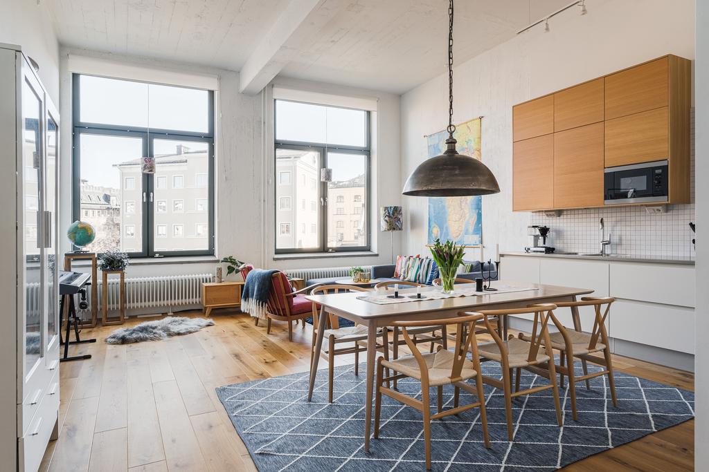 Fantastiskt ljusinläpp via stora fönsterpartier mot Strömmen. 