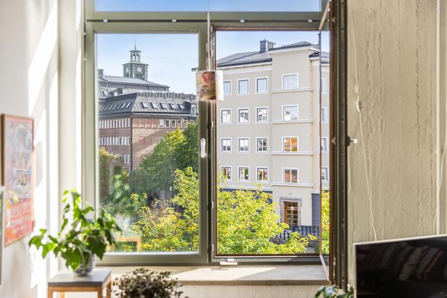 Rogivande utsikt med Olai kyrkotorn som är vackert upplyst på kvällen.