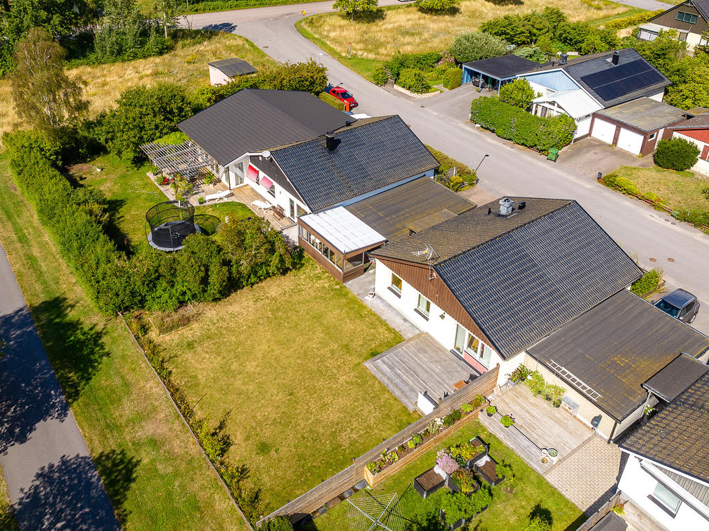 Huset dränerades för några år sedan och fick ny gräsmatta