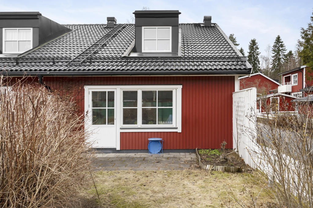 Baksida med stenbelagd uteplats