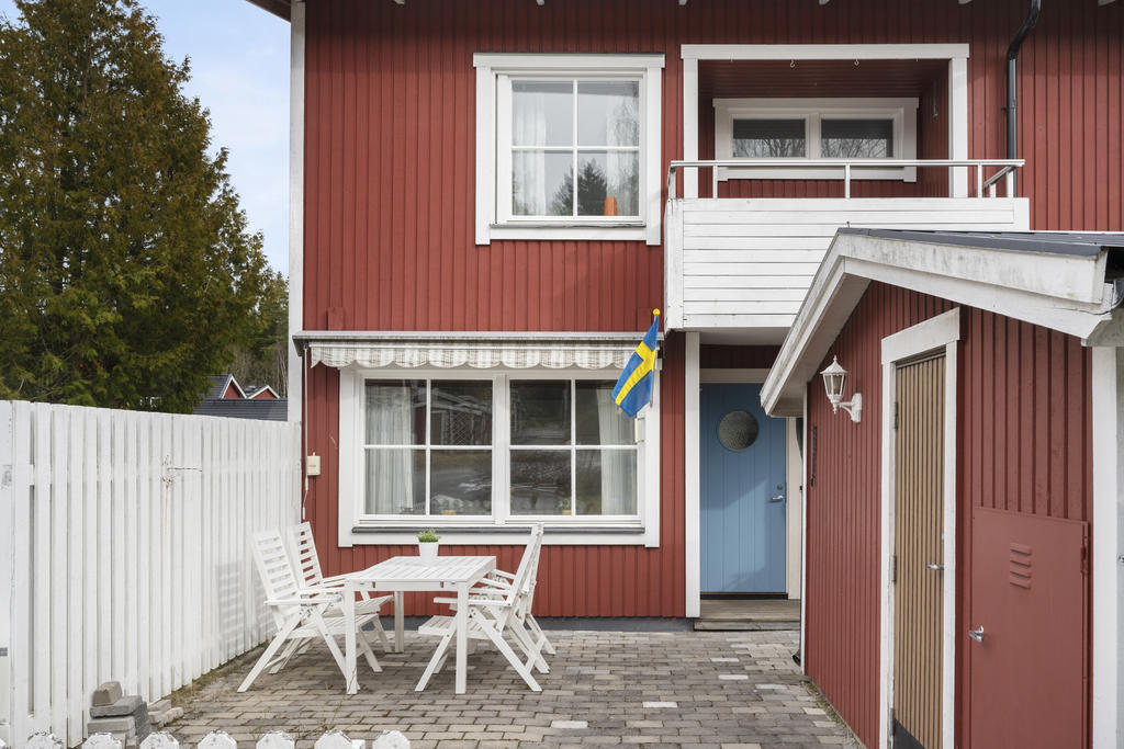 Stenbelagd uteplats på framsidan