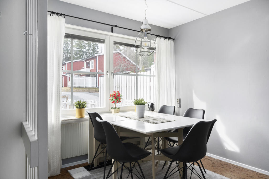 Matplats med utsikt över innergården