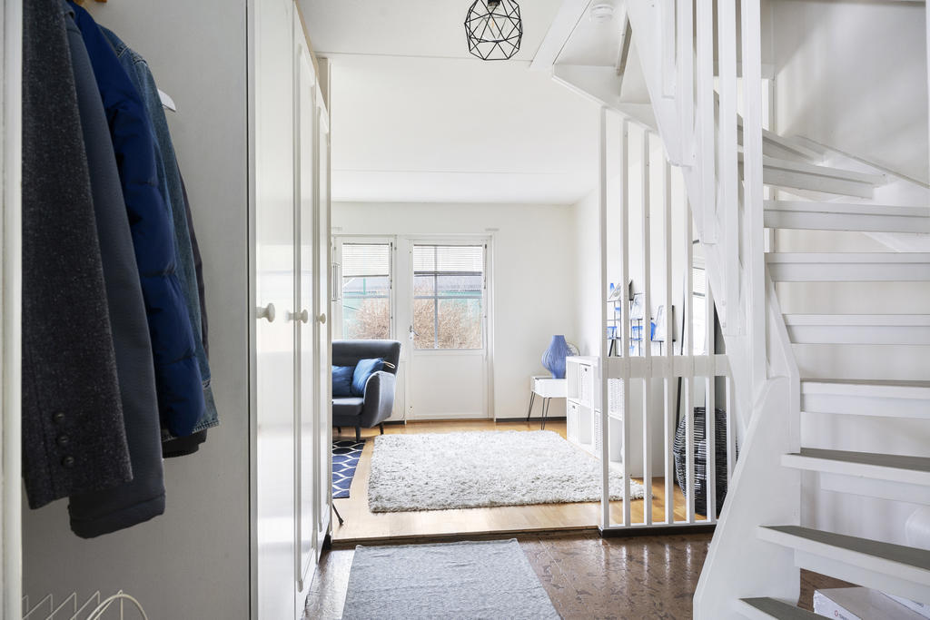 Vy från hall mot vardagsrummet