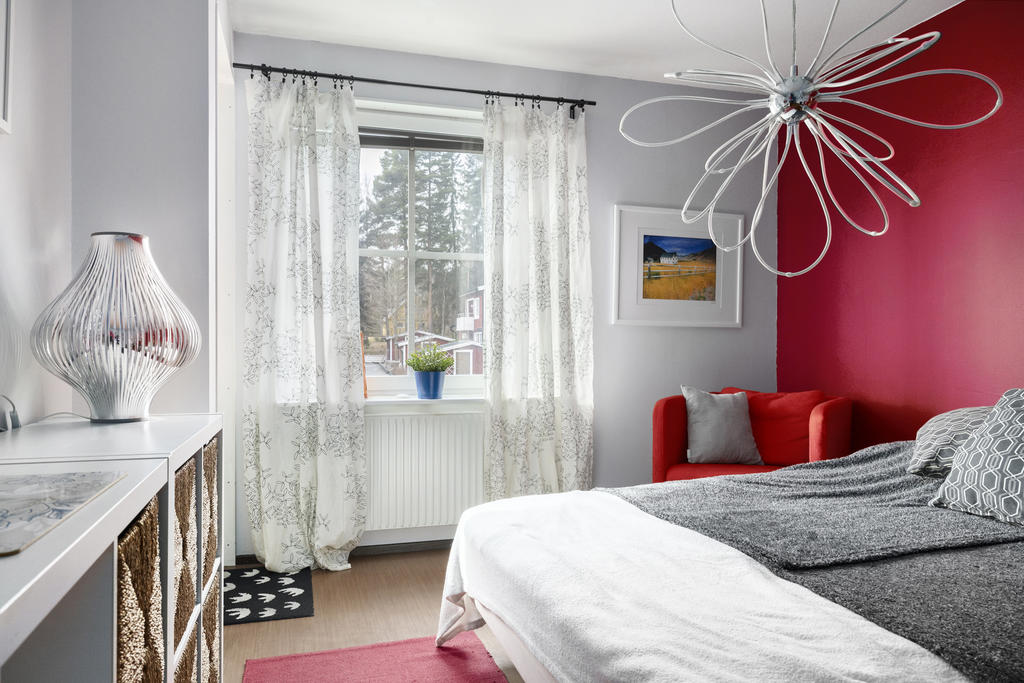 Sovrum 1 med utgång till balkongen 